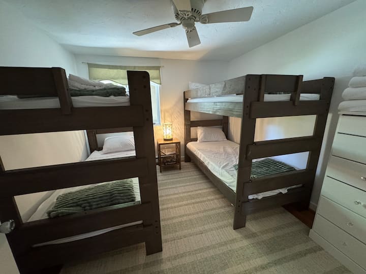 เตียงสองชั้นที่มีเตียงแฝดทั้งหมด 4 เตียง