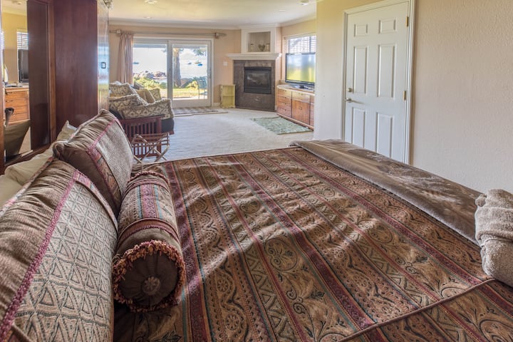 ห้องนอนใหญ่ที่สองอยู่ชั้นล่างพร้อมโซฟาให้นอน