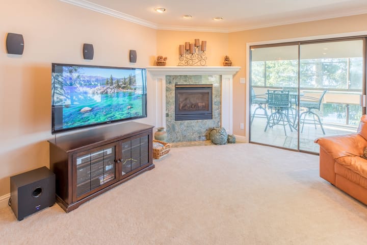 พื้นที่นั่งเล่นอยู่ชั้นกลาง ทีวีจอแบนขนาดใหญ่ เตาผิงแก๊ส