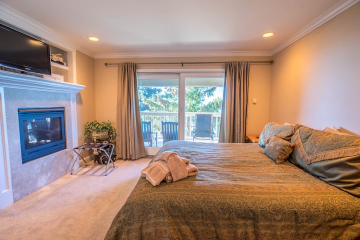 ห้องนอนใหญ่ ระเบียงสวยงาม และเตาผิงแก๊ส