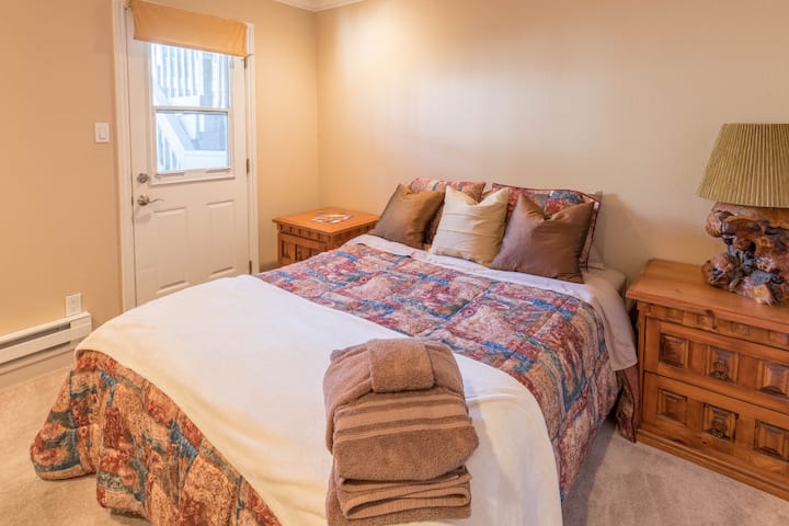 ห้องนอนแขกห้องแรกที่ชั้นบนสุด