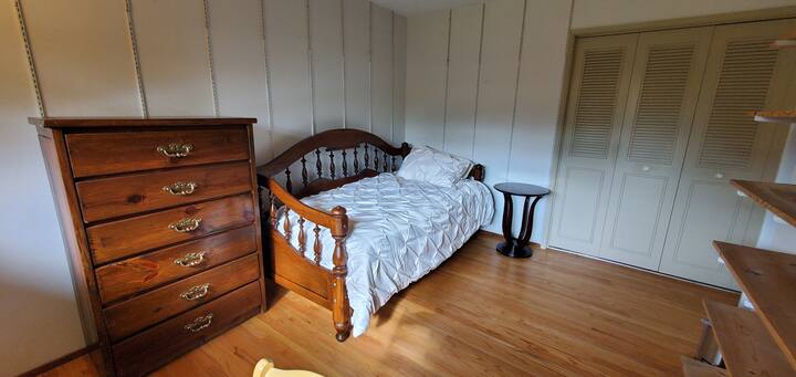 استمتع بالنوم الهادئ في غرفة النوم المشرقة والمريحة هذه