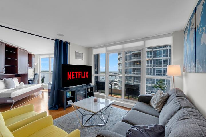 CN Tower View – Spacious 3BR – Pool/Gym – Walkable gallery image 2