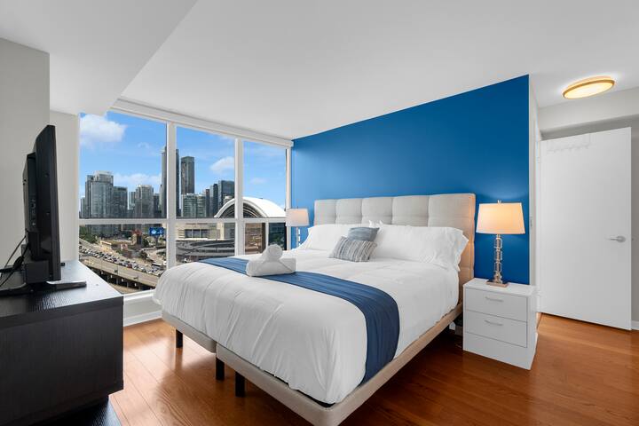 CN Tower View – Spacious 3BR – Pool/Gym – Walkable gallery image 3