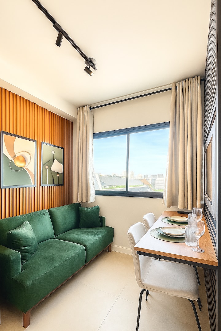 Moderno estudio en Pinheiros, con sofá de terciopelo, vista increíble y ubicación premium frente al centro comercial Eldorado. ¡Reserva ahora y vive São Paulo con estilo y comodidad!