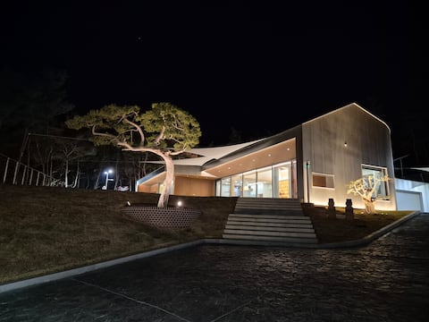 A private villa *Yongyeon Housing* with a large space of 470 pyeong for one team per day