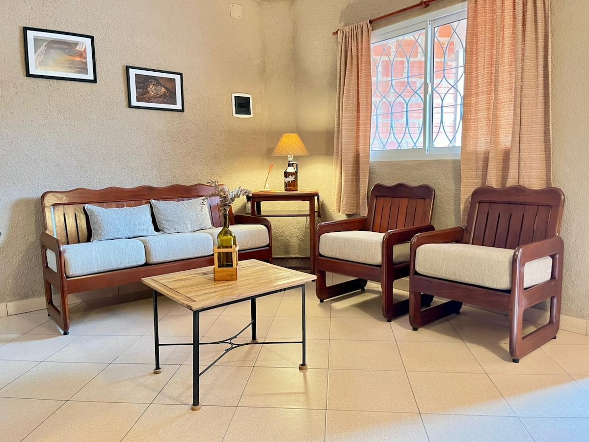 Living amplio y luminoso, con sillones cómodos, buena ventilación y detalles cálidos. Ideal para relajarse, mirar una peli, leer o compartir. Un espacio pensado para que te sientas como en casa desde el primer momento.