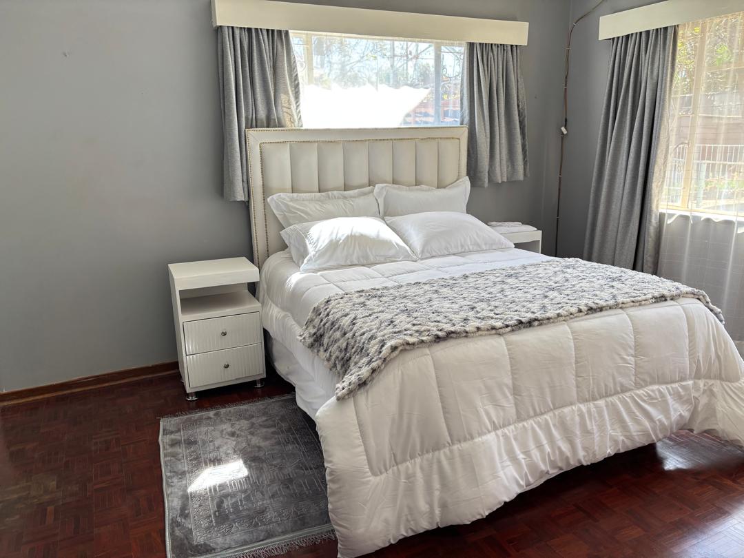 Голяма спалня със самостоятелна баня и тоалетна