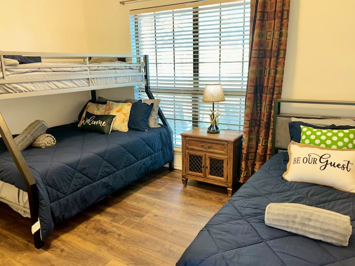 ห้องนอน 2 (เตียงสองชั้น 1 หลัง + เตียงแฝด 1 หลัง)