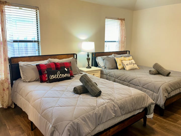 ห้องนอน 1 (ห้องนอนใหญ่; เตียงควีนไซส์ 2 เตียง)