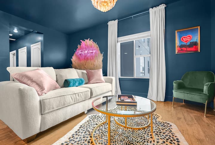 Wild Honey |Walk to Broadway| Gym + Pool | Views - Apartments for