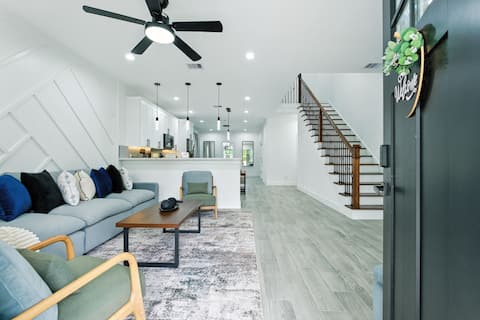 Popular Airbnb listing: Private Outdoor Cinema & Family Home/ NRG Stadium in Greater Ost / South Union