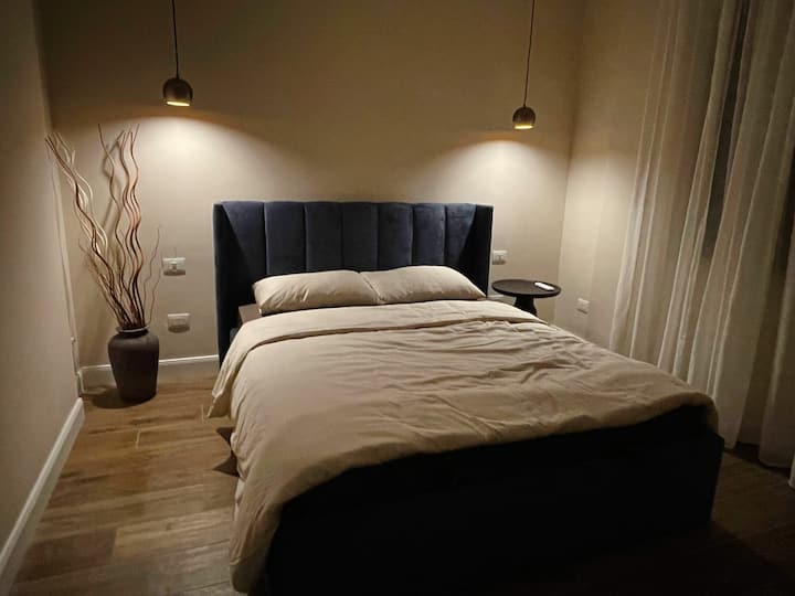 דרך חלון החדר תוכלו ליהנות מנוף יפהפה לגינה ולים. החדר מצויד במיזוג אוויר, מלתחה, מראה, מגבות, שמיכות קיץ וחורף וכריות נוספות.

