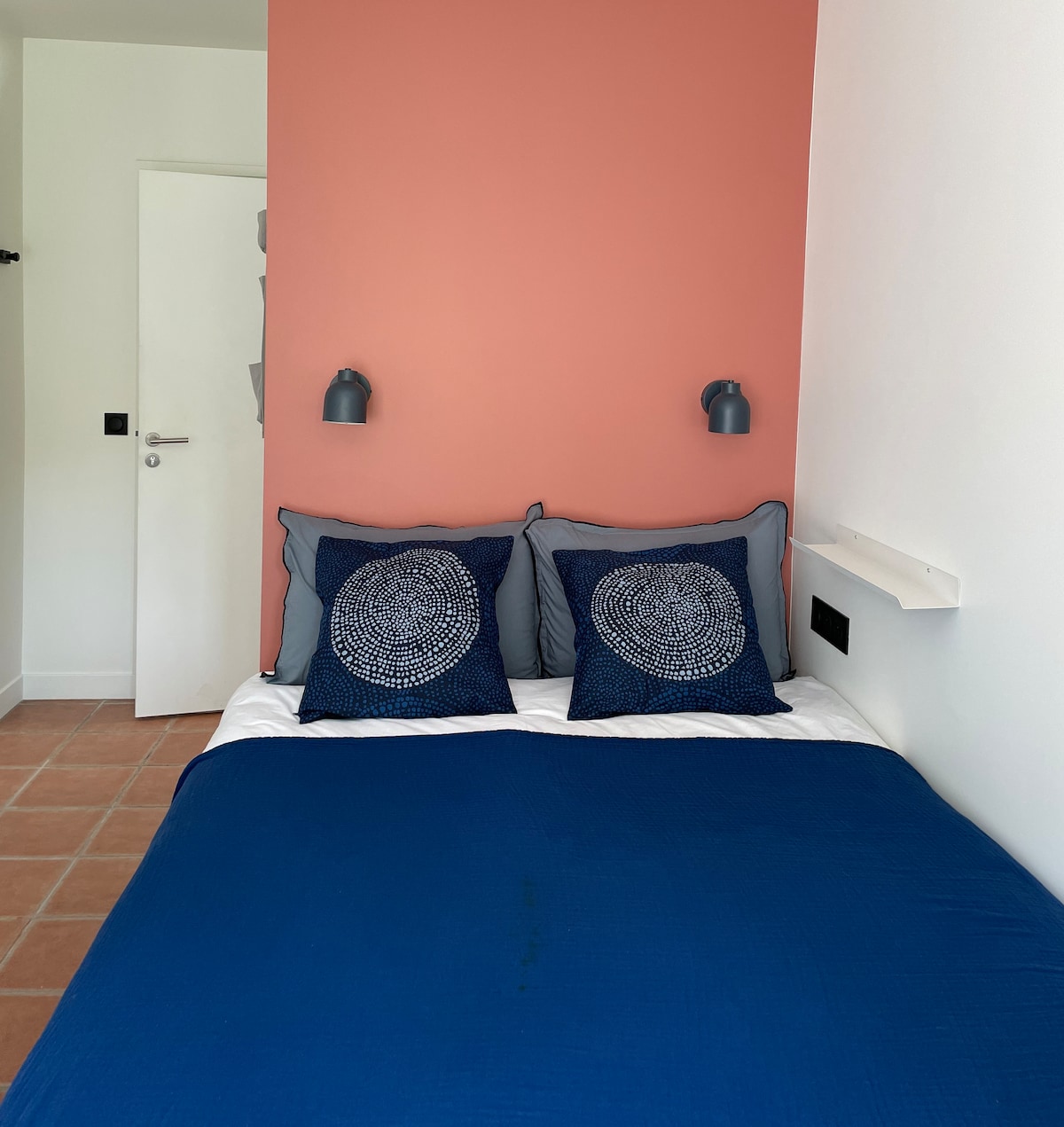 Дизайнерска и спокойна стая с тераса на приземния етаж. Има двойно легло (140x190), бюро със стол, фотьойл и тоалетна зона. Банята в спалнята включва душ, мивка и тоалетна.