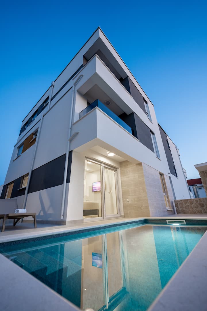 Relax Two-bedroom Apartment - Private Pool - Novalja
