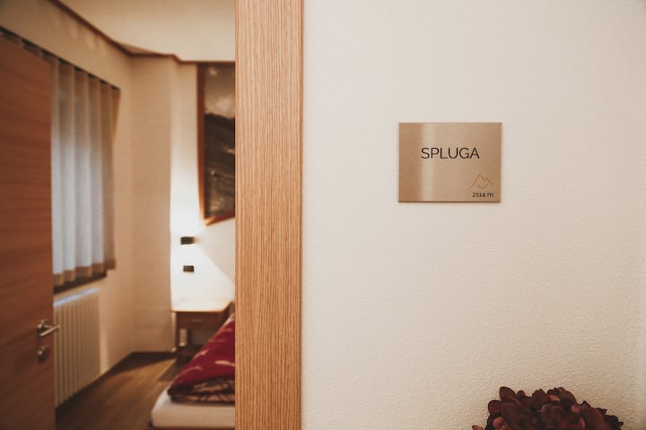 Dvokrevetna spavaća soba s privatnom kupaonicom koja je prilagođena osobama s invaliditetom