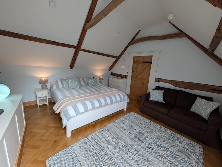 Táto izba má manželskú posteľ Super King a malú rozkladaciu pohovku. K dispozícii je tiež DVD prehrávač s výberom DVD.