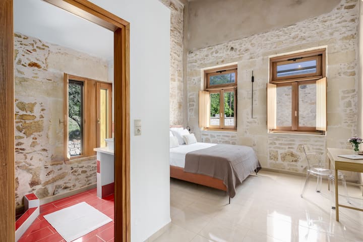 Vlastná spálňa s manželskou posteľou veľkosti King.