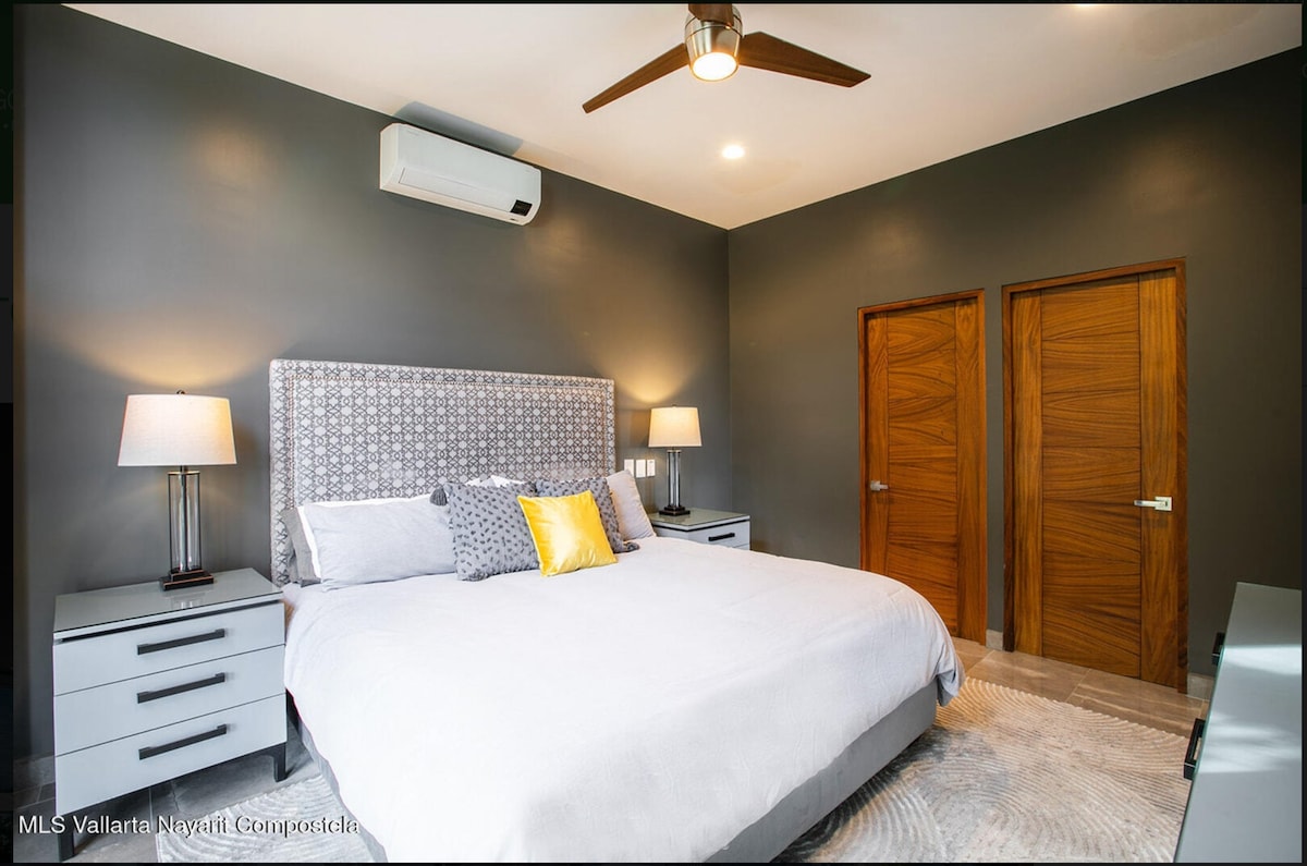 Spálňa pre hostí s manželskou posteľou, vlastnou kúpeľňou a šatníkom.