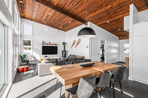 Successful Airbnb property: Le Paz Chalet | Lakefront | Spa | Tranquility in Matawinie