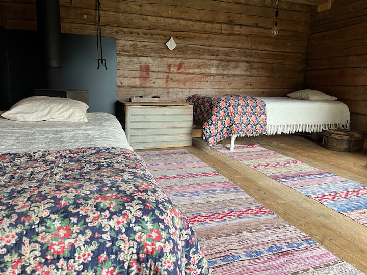 Härbret со два кревета на долниот кат и камин. 