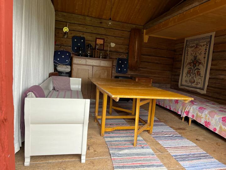 Шталата со трпезариска маса со простор за многу луѓе. Две места за спиење. 