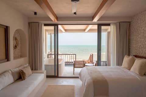 Oceanfront Getaway in a Charming Room