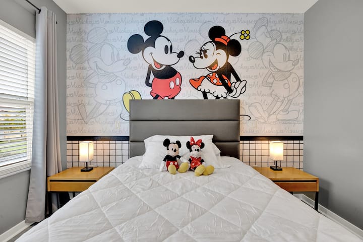 מיקי ומיני קלאסיים עם מיטת קווין סייז. כולל טלוויזיה חכמה של Roku.