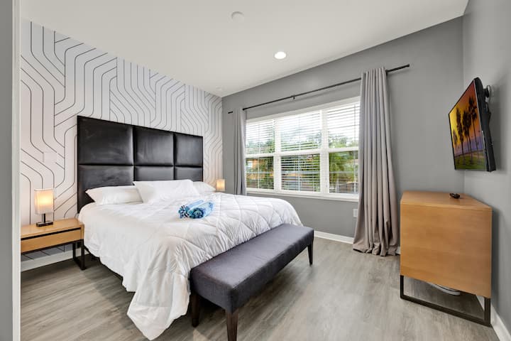 חדר שינה ראשי עם חדר אמבטיה צמוד. כולל טלוויזיה חכמה