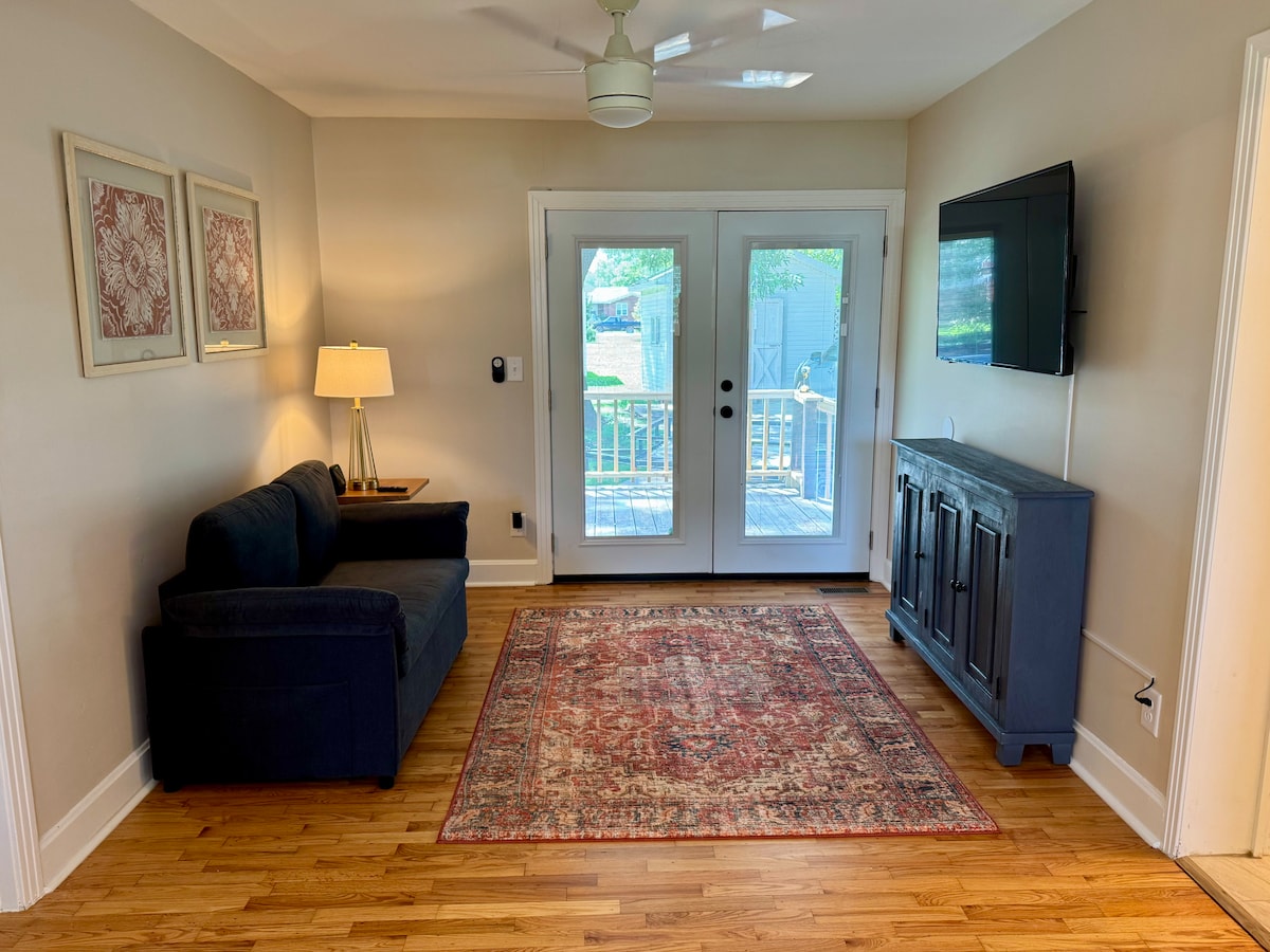 Tweede woonkamer met slaapbank 