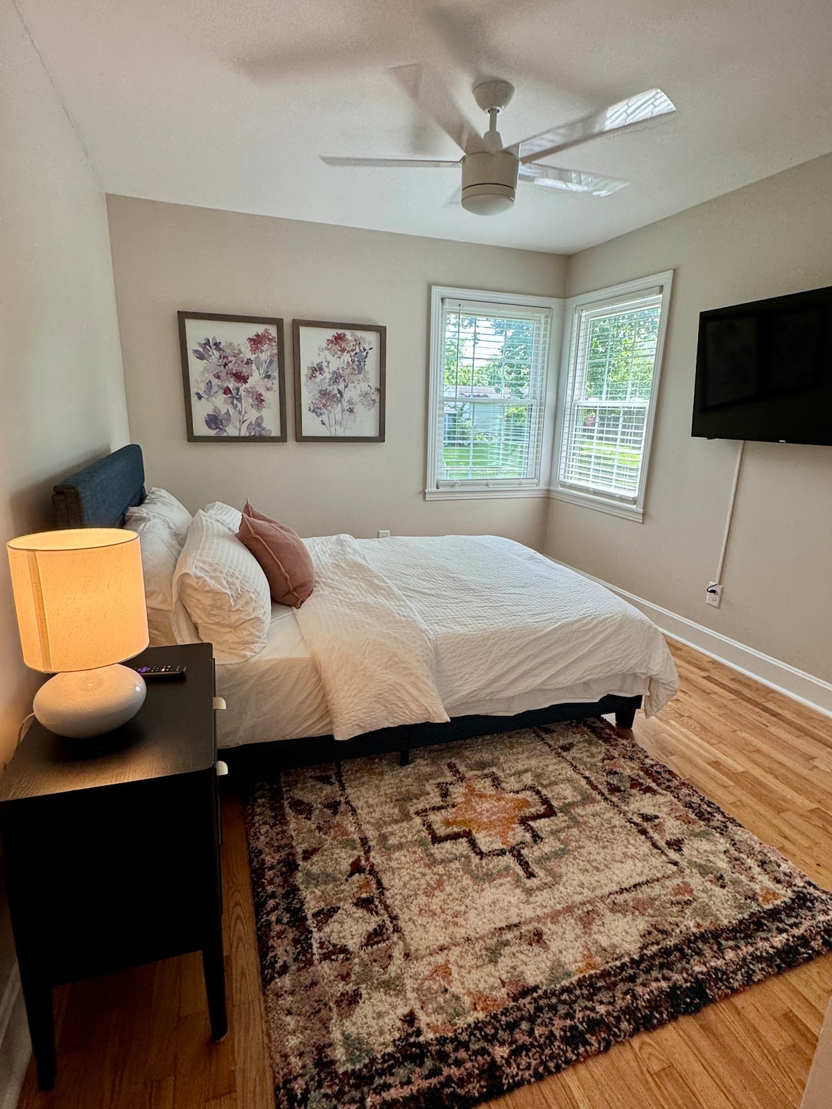 Queensize slaapkamer met op maat gemaakte ingebouwde kasten en een hoekraam 