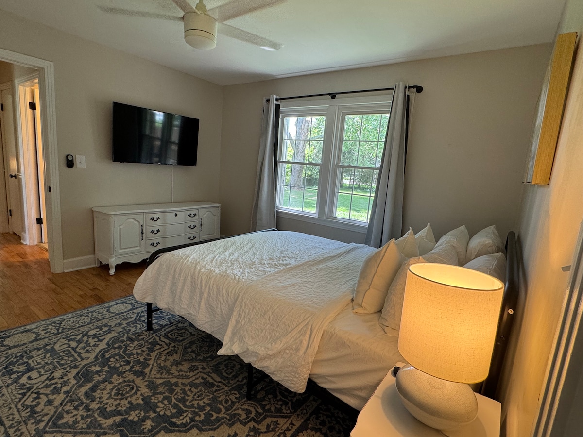 Slaapkamer met queensize bed 