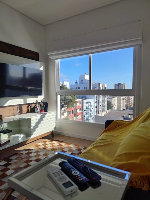 Successful Airbnb property: Modern Central Apartment, parking space/garage, 24-hour market in Santa Maria