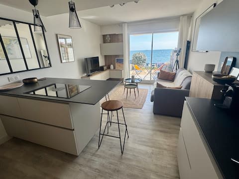 Popular Airbnb listing: 2-room apartment facing the sea, Plage Bonne Source in Pornichet