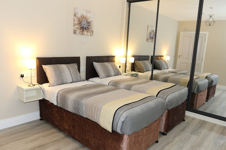 Une chambre polyvalente avec deux lits jumeaux confortables, parfaite pour les amis, la famille ou les collègues.  Les lits peuvent être joints en un très grand lit pour les couples qui aiment l'espace supplémentaire.  Des draps frais et une literie confortable garantissent une nuit de sommeil réparatrice.