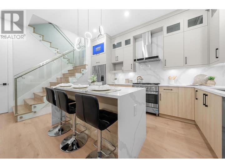 Entire Home 2b/2.5b New Air-conditioned - 브리티시컬럼비아