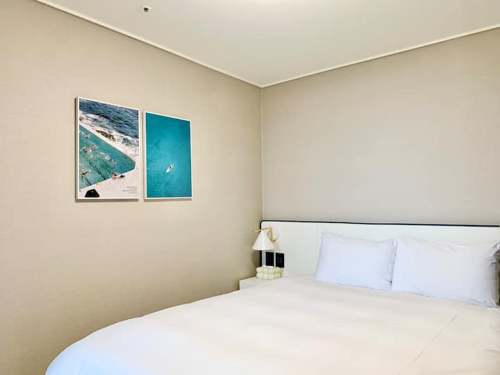 إنها غرفة نوم واسعة مع حمام خاص حيث يمكنك رؤية البحر الجميل من غرفة النوم وشروق الشمس المبهرة.