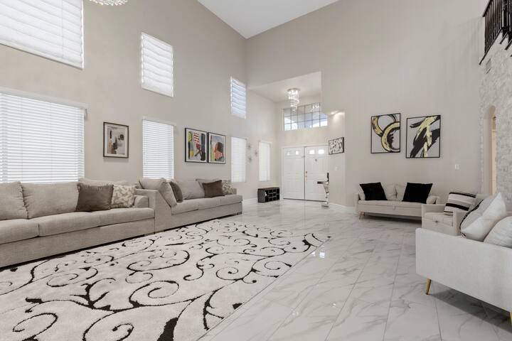 The Hera | 6 Bedrooms 4 Baths | 15 Mins to Strip gallery image 2