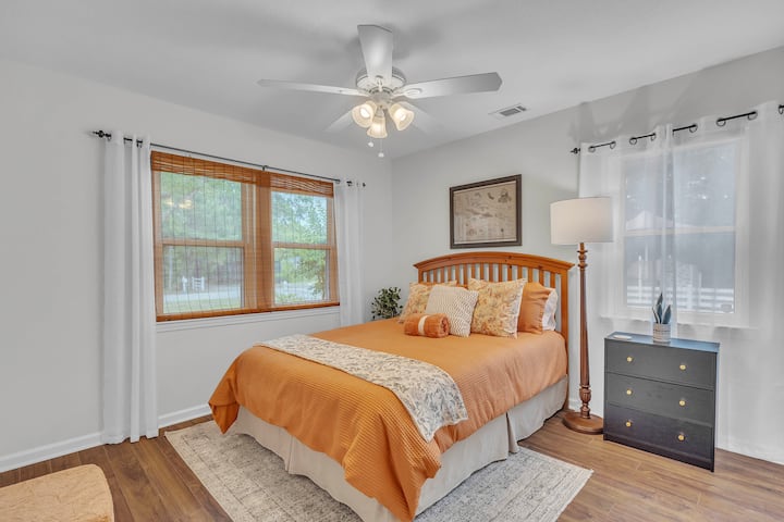 კომფორტული საძინებელი 152×203 სმ ზომის საწოლით, სასტუმროს ხარისხის თეთრეულით, ბუნებრივი სინათლითა და მშვიდი, დამამშვიდებელი ატმოსფეროთი. აქვეა ორმაგი კარადა და 5 უჯრის მქონე კომოდი.