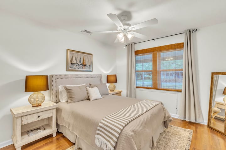 დასასვენებელი ოთახი, რომელშიც დგას 152×203 სმ ზომის საწოლი, სასტუმროს ხარისხის თეთრეული, რბილი განათება, ორმაგი კარადა და 5 უჯრის მქონე კომოდი.