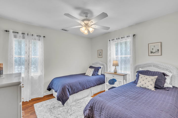 ორი კომფორტული საწოლის, კომოდისა და ნათელი, სასიამოვნო გეგმარების მქონე ოთახი ტყუპებისთვის.