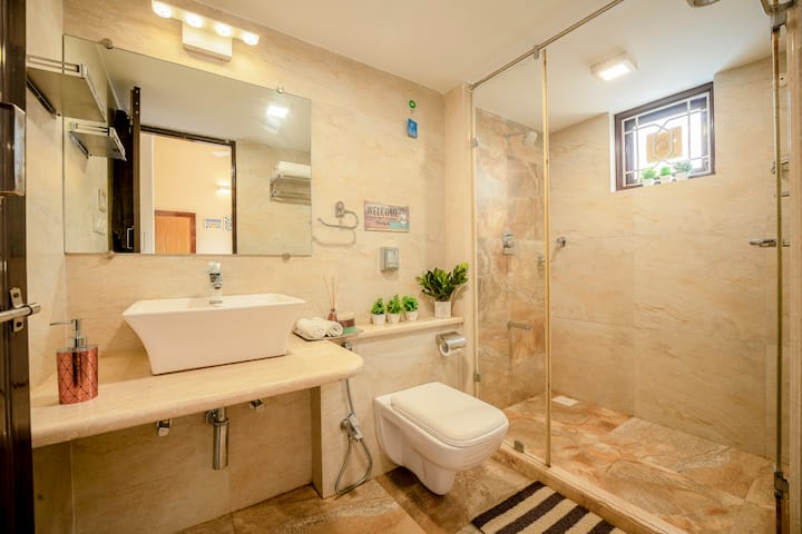 Full bathroom 1 image 1