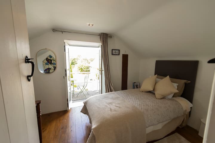 Habitación individual en la planta superior con acceso al balcón con preciosas vistas al patio y a Brandon Hill. La habitación tiene un escritorio, espejo y secador de pelo