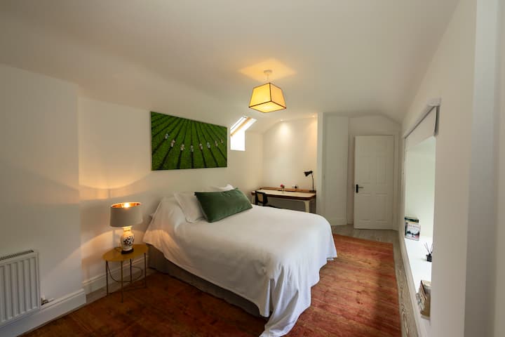 Planta baja: amplio dormitorio con cama de matrimonio, armario y escritorio. Uso exclusivo del amplio cuarto de baño con ducha en la planta baja 