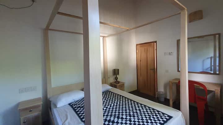 1. spavaća soba s klima-uređajem i stropnim ventilatorom