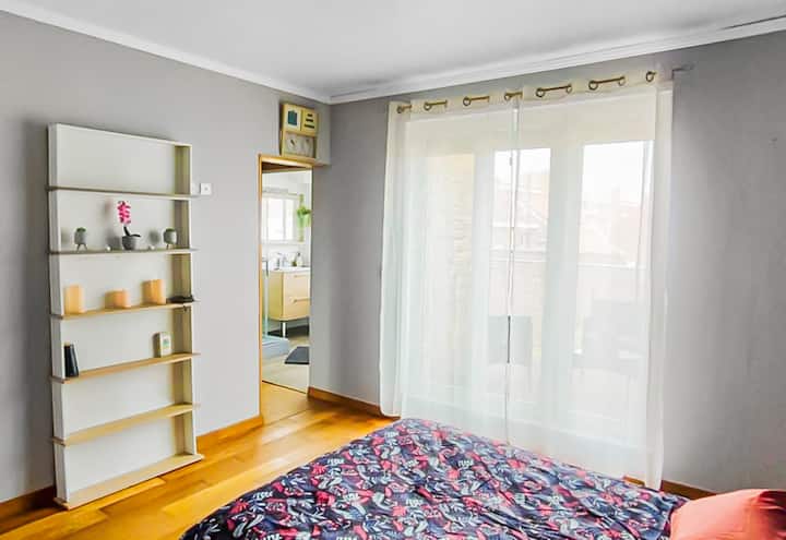 Una chumba kikubwa cha kulala, chenye kabati kubwa la nguo na kioo kikubwa. Dirisha la bay linafungwa kwa kifuniko cha umeme kwa ajili ya starehe yako. 
Furahia godoro jipya na matandiko mapya yenye ubora wa hoteli kwa ajili ya mablanketi na mito yako.