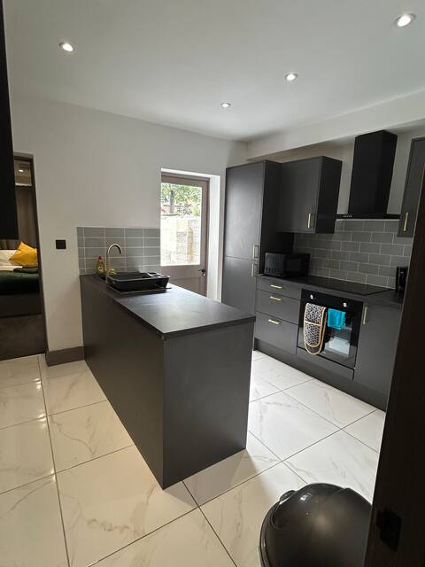 Saunders Lodge Sleeps upto 6 Affordable long stays