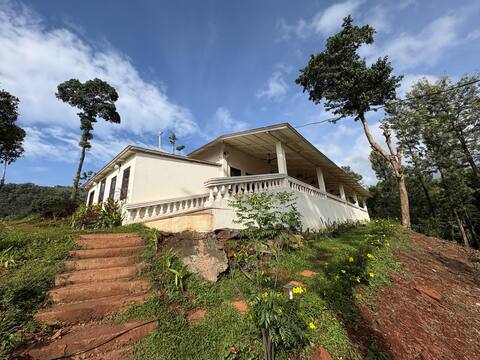 Serene 4 BR Bungalow - Coffee Estate w Lake & Pool