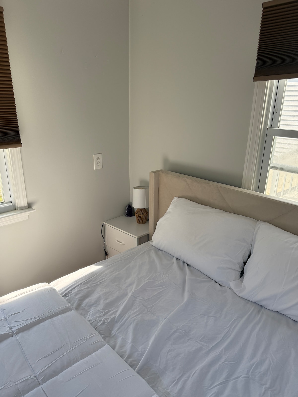 Chambre avec lit queen size et décor confortable. 