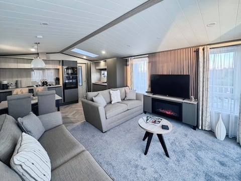 Top Airbnb: New Luxury lodge with Hot Tub in a quiet setting in Fylde